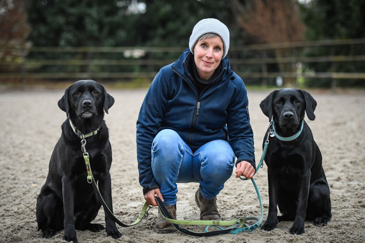 Claudia Ettlin con sus dos labradores negros